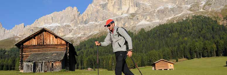 Turista che fa un'escursione nella natura dell'Alta Badia
