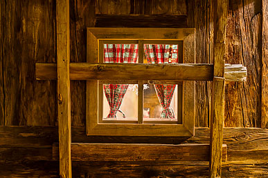 Holzfenster am Weihnachtsmarkt in Wolkenstein

