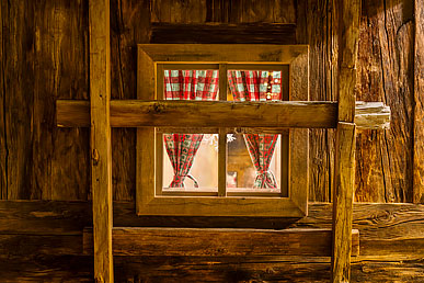 Holzfenster am Weihnachtsmarkt in Wolkenstein