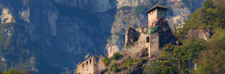 Castel Forte si trova sul pendio di un monte ad Andriano