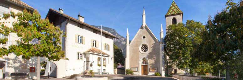 Il centro storico e la chiesa di Cortina all'Adige
