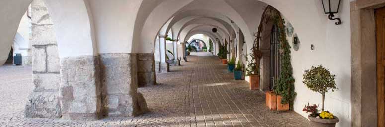 I portici di Egna nel centro del paese