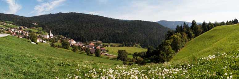 Vista sulla campagna e sul paese di Meltina