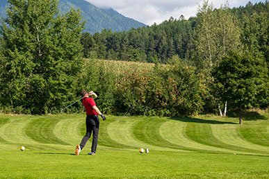 Ein Golfspieler im Golf Club Pustertal in Reischach