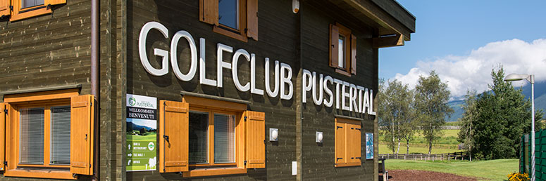 Eingang zum Golf Club Pustertal in Reischach