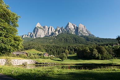 Golf Club mit kleinem See