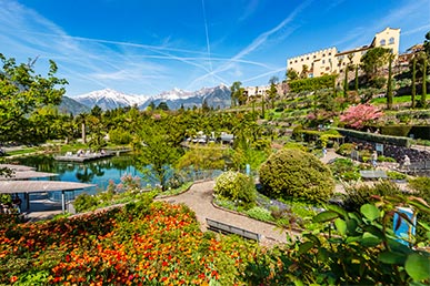 Panoramasicht der Gärten von Schloss Trauttmansdorff