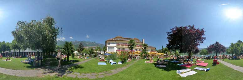 Il lido del Lago di Caldaro con turisti che si rilassano al sole