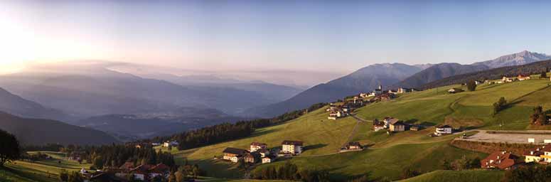 Panorama di Maranza, paese sulle montagne della Valle Isarco