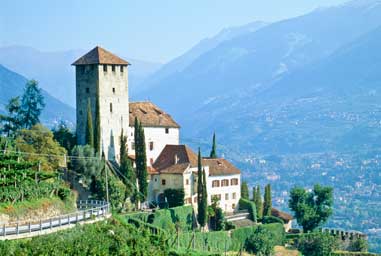 Castel Lebenberg sul pendio della montagna che domina la valle