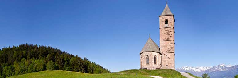 Il campanile del paese di Avelengo sulla cima della montagna