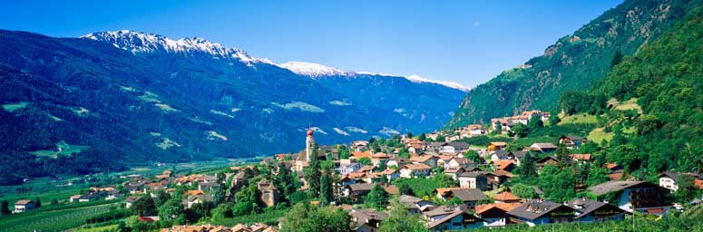 Panorama del paese di Parcines e delle montagne innevate