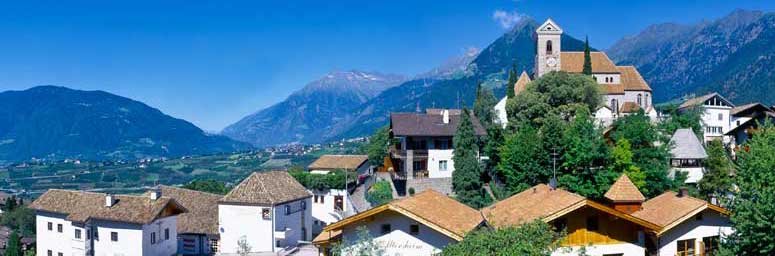 Die Ortschaft Schenna bei Meran im Herbst