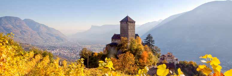 Paesaggio autunnale con Castel Tirolo che sovrasta la città
