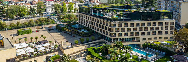 Der Platz vor den Thermen Meran