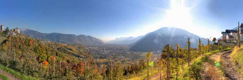 Panorama sulla città di Merano in autunno