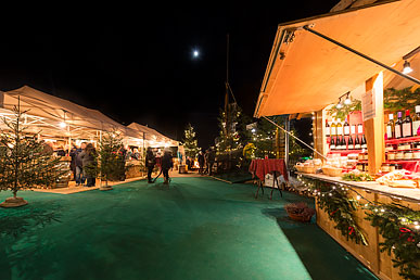 Weihnachtlich dekorierte Häuser in Oberbozen
