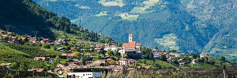 Il paese di Marlengo situato su una collina con la grande, centralissima chiesa