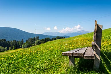 I prati intorno al paese di Terento