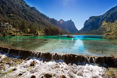 Kleiner Wasserfall im Toblacher See