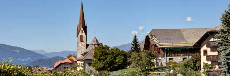 Particolare del campanile della chiesa di Perca, in provincia di Bolzano