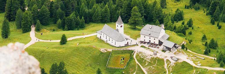 Vista dall'alto sul rifugio e chiesa di Santa Croce, in Alta Badia