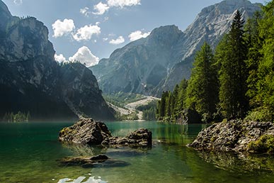 Rocce nel lago di Braies