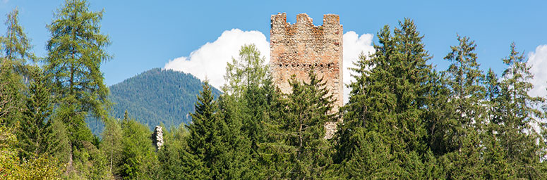 Una vista della torre delle rovine di Castel Thurn