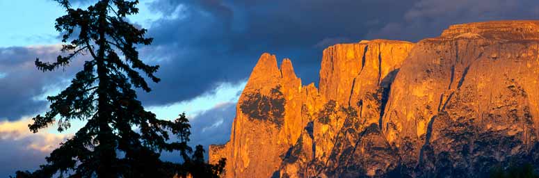 Lo Sciliar al tramonto si tinge di arancione