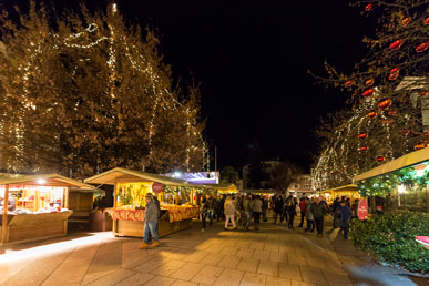 Weihnachtlich geschmückter Platz in Lana