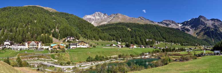 Vista da lontano di Solda e delle montagne che la circondano