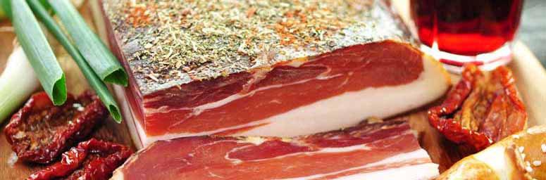 Speck, prodotto tipico dell'Alto Adige, tagliato a fette