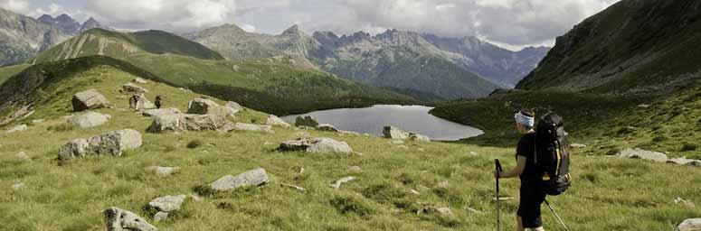 Paesaggio di montagna d'estate dove alcune persone praticano sport