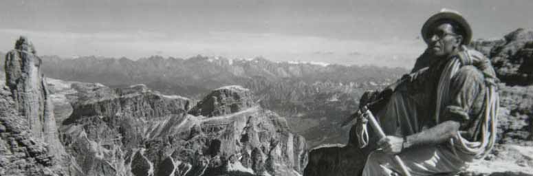Foto in bianco e nero di uno scalatore sul Sassongher