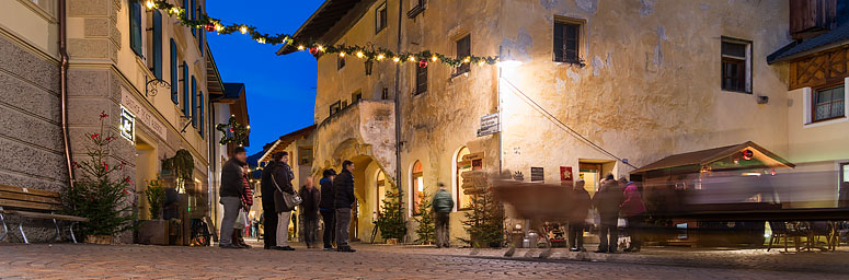 Weihnachtlich dekorierte Straßen im Sarntal