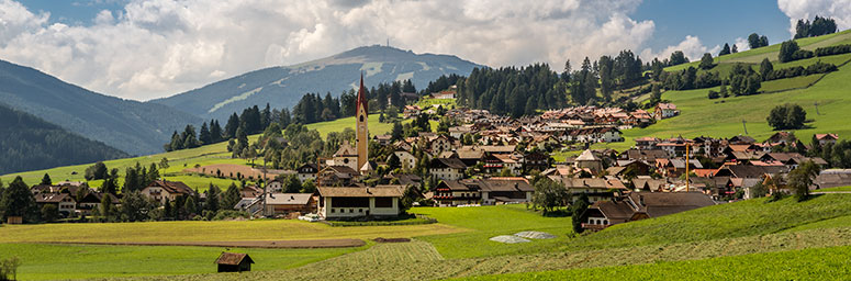 Il paese di Tesido in mezzo ai prat