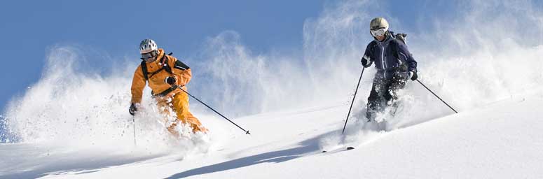 Persone che sciano in inverno in Alta Badia
