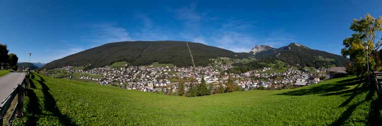 Vista da lontano di Ortisei, cittadina della Val Gardena