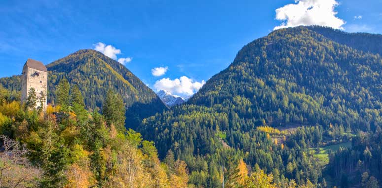 Castel Giovo in Val Passiria si staglia tra le montagne