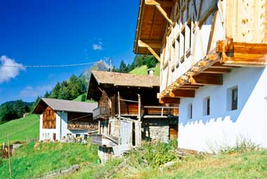 Masi e fienili sul pendio della montagna in Val Passiria