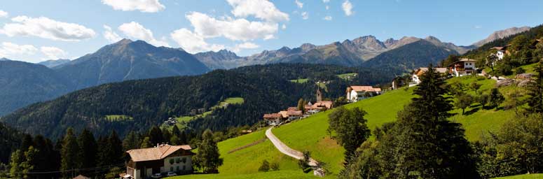 Vista in lontananza del paese di Lauregno