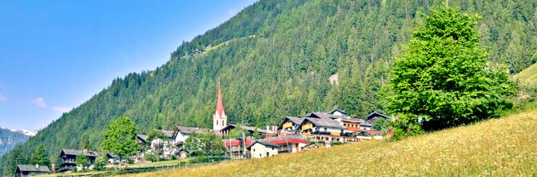 Il paese di San Nicolò in Val d'Ultimo circondato dai boschi