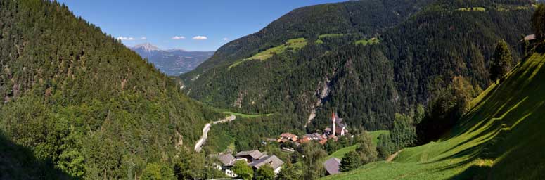 St. Pankraz im Ultental, Deutschnonsberg, umgeben von den Bergen