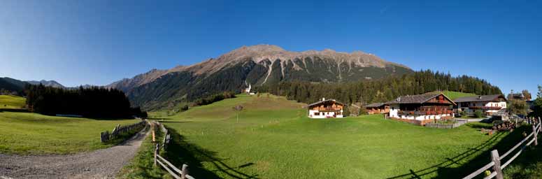 Foto panoramica di Racines circondata dalle montagne