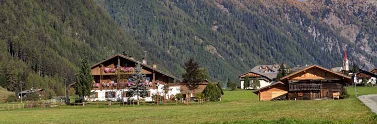 Il paesino di Valles in valle Isarco immerso nella natura