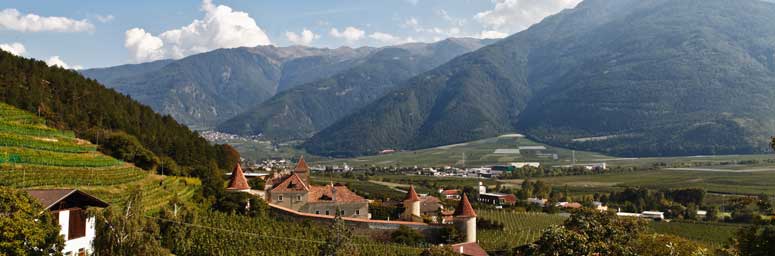 Il castello di Coldrano immerso nel verde della Val Venosta