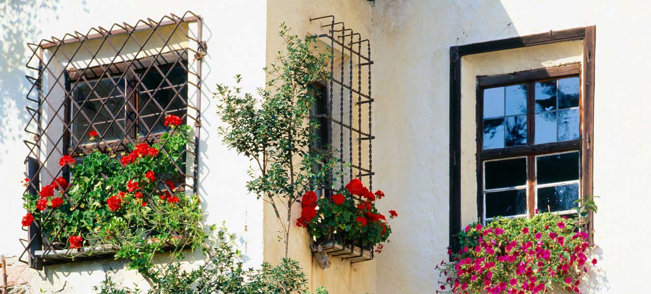 Geraniengeschmückter Balkon in Meran