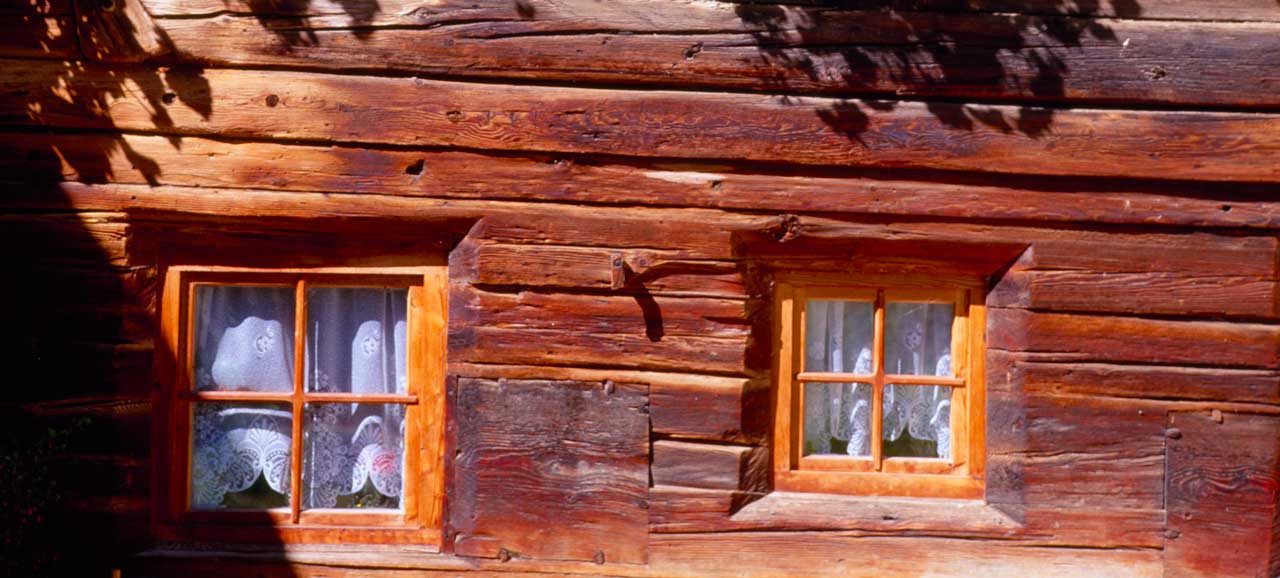 Fenster eines Bauernhofes im Eggental