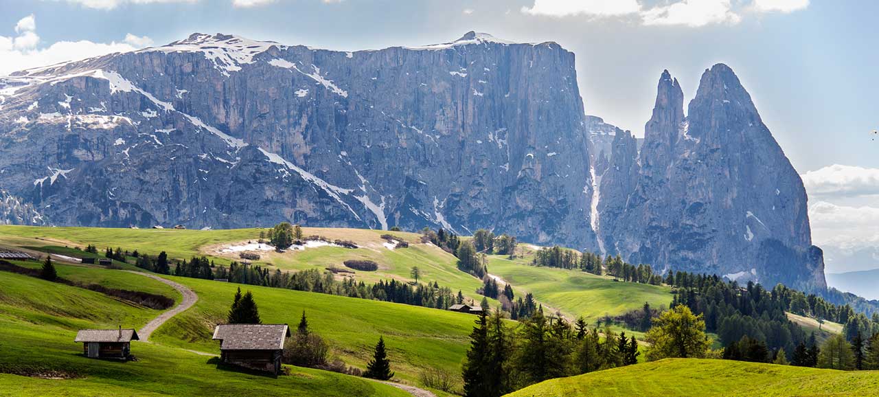 Die Santner Spitze auf der Seiser Alm mit einer unendlichen Graslandschaft davor