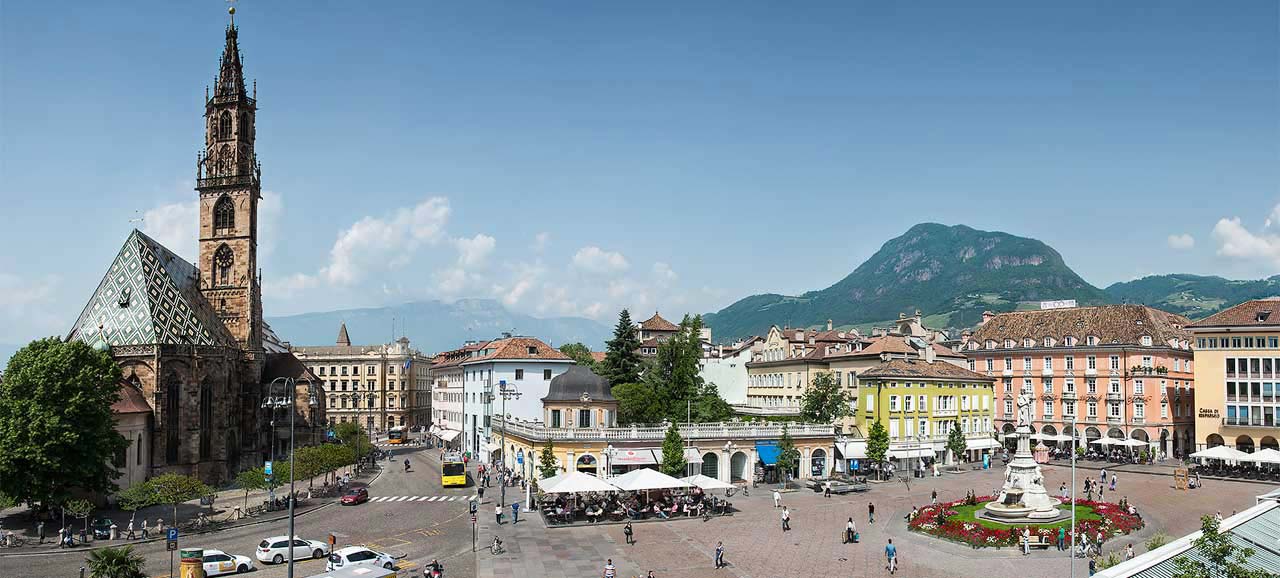 Walther Platz und der gegenüberliegende Dom in der Stadt Bozen